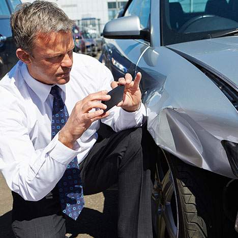 adjuster-takes-photos-after-accident