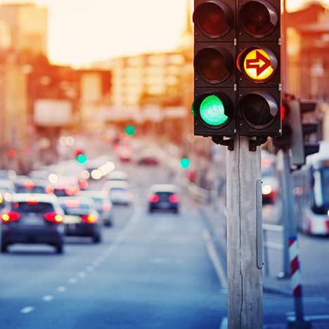 Heavy traffic next to a stoplight - learn about important new California traffic laws in 2021