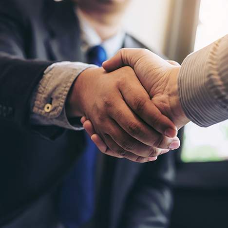 Lawyer and client shaking hands, illustrating the first step in how to win a personal injury claim