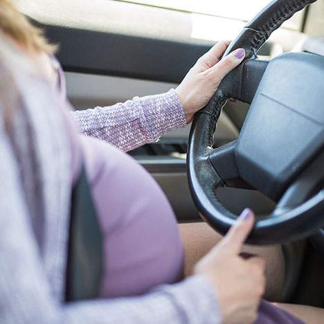 Pregnant woman driving - learn the risks of being pregnant in a car accident