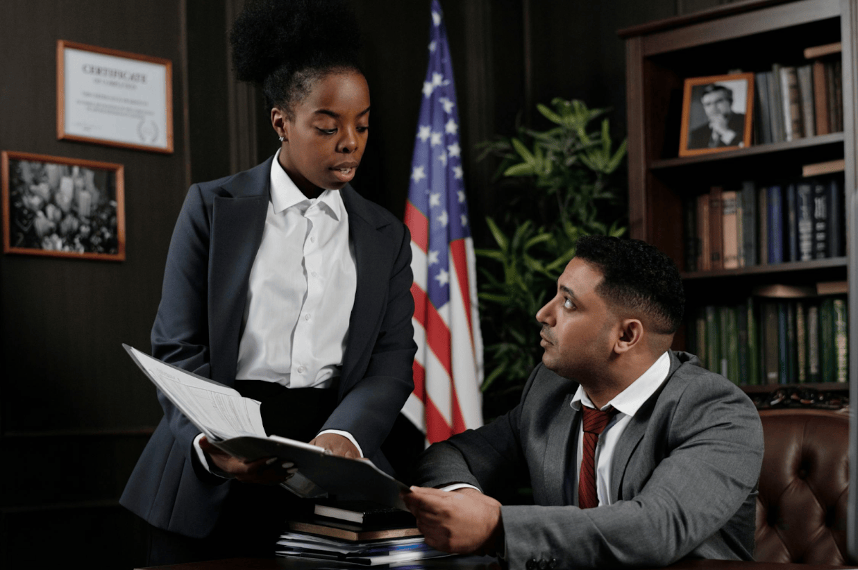 what-does-a-paralegal-do?-how-they-support-your-legal-case